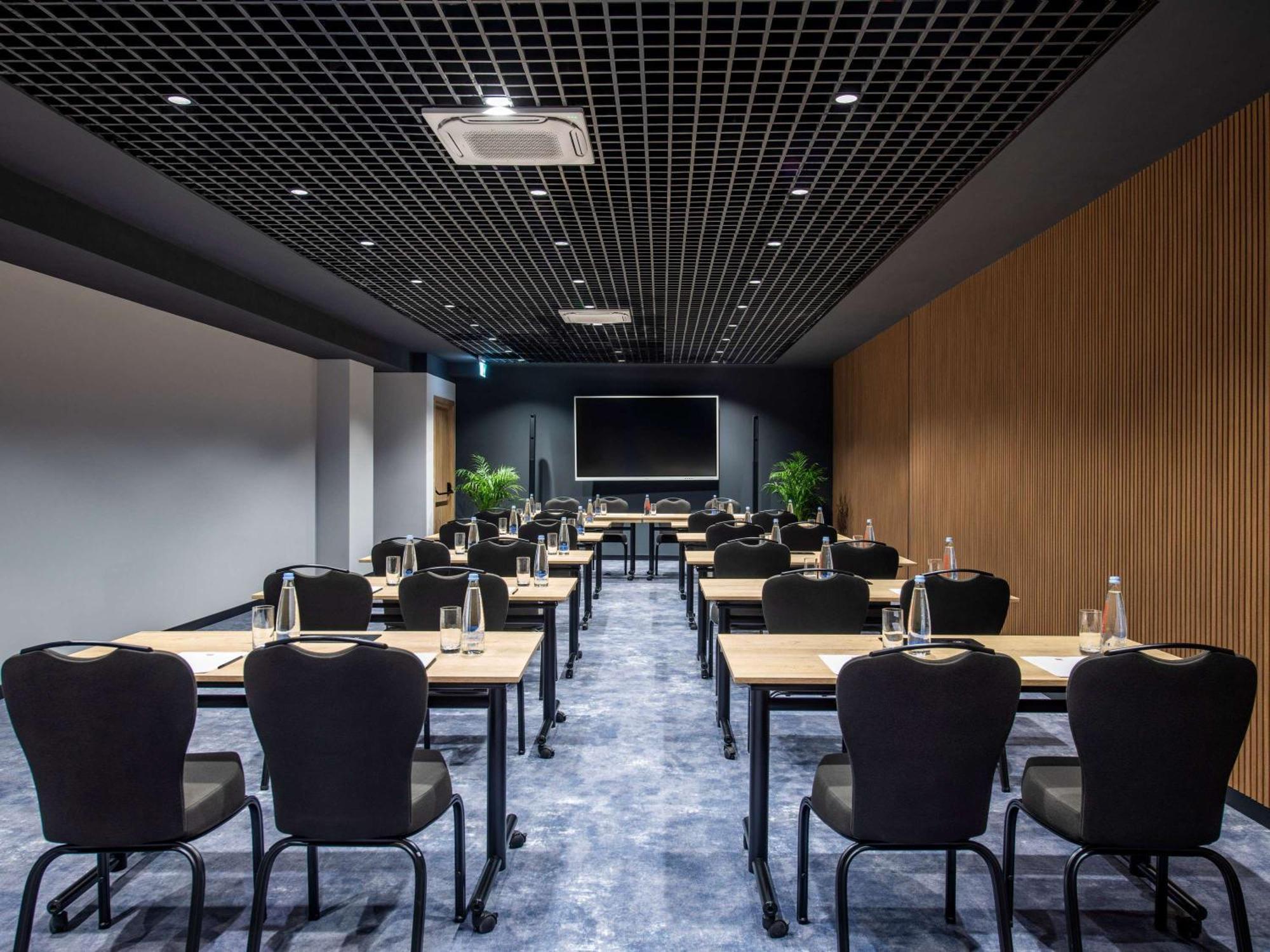 Отель Ibis Tbilisi Airport Экстерьер фото
