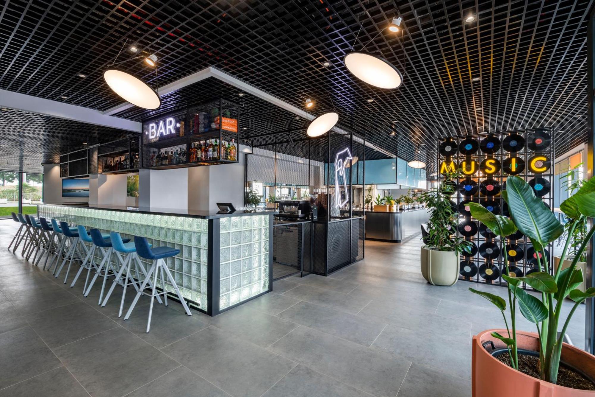 Отель Ibis Tbilisi Airport Экстерьер фото