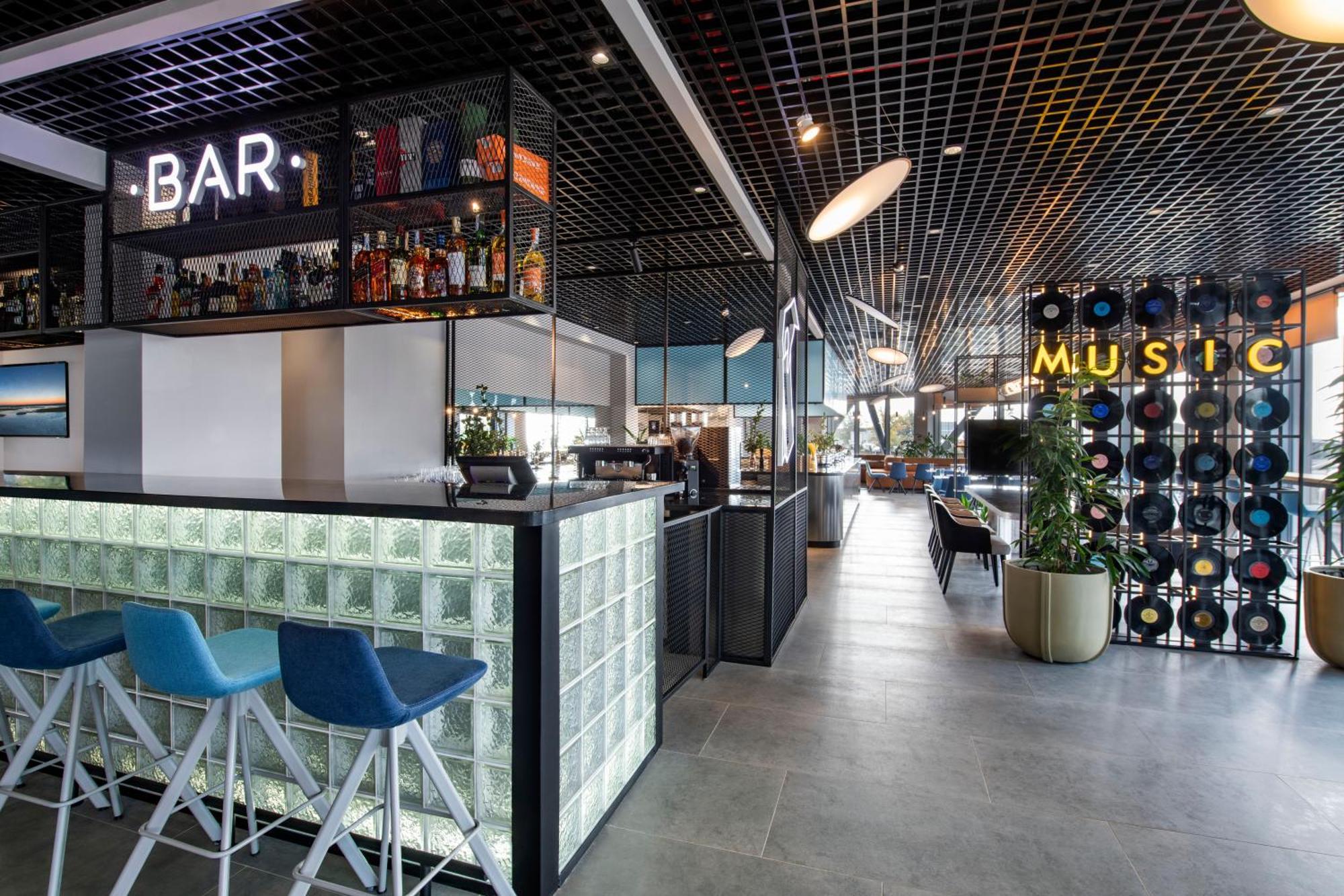 Отель Ibis Tbilisi Airport Экстерьер фото