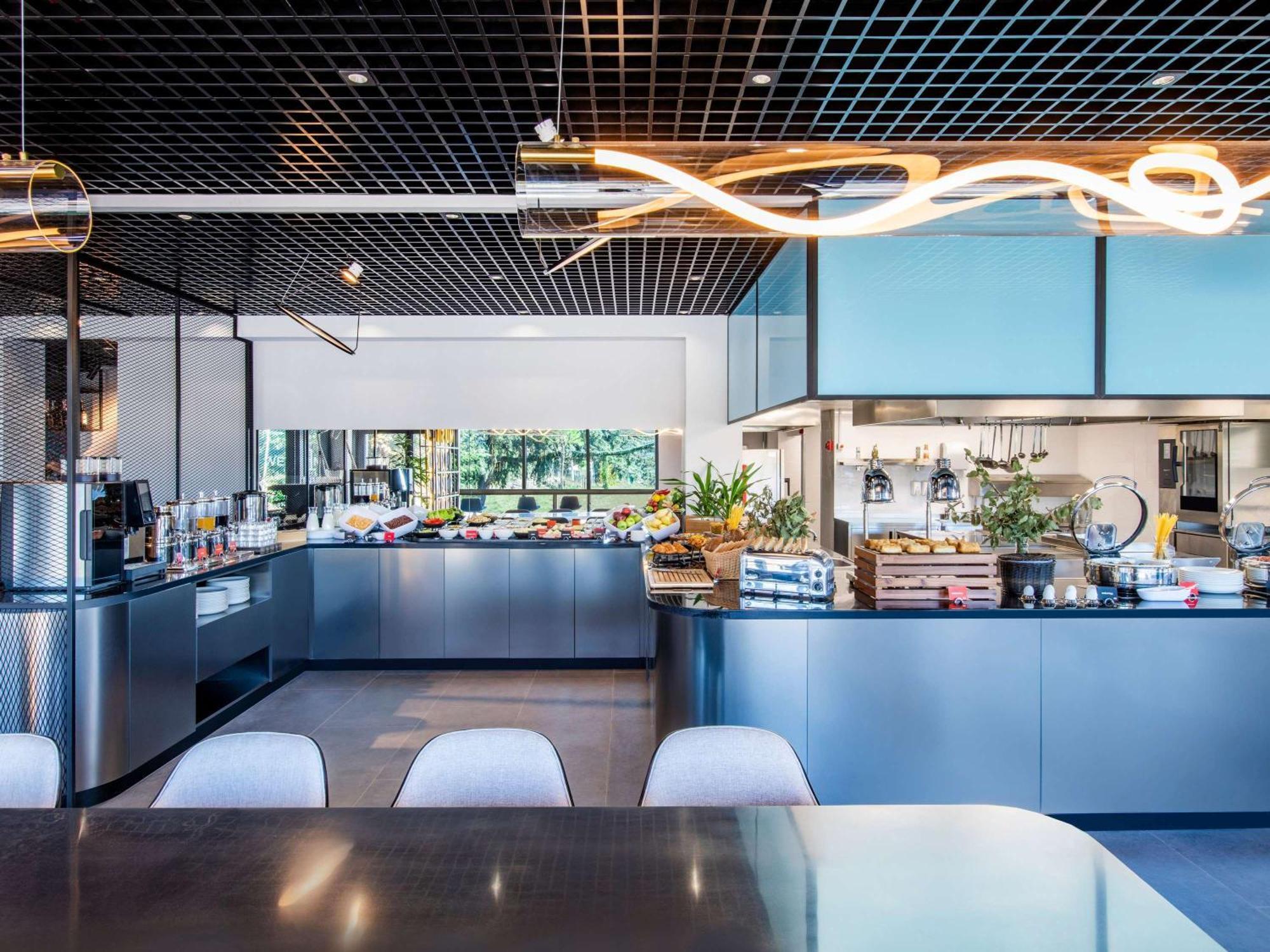 Отель Ibis Tbilisi Airport Экстерьер фото