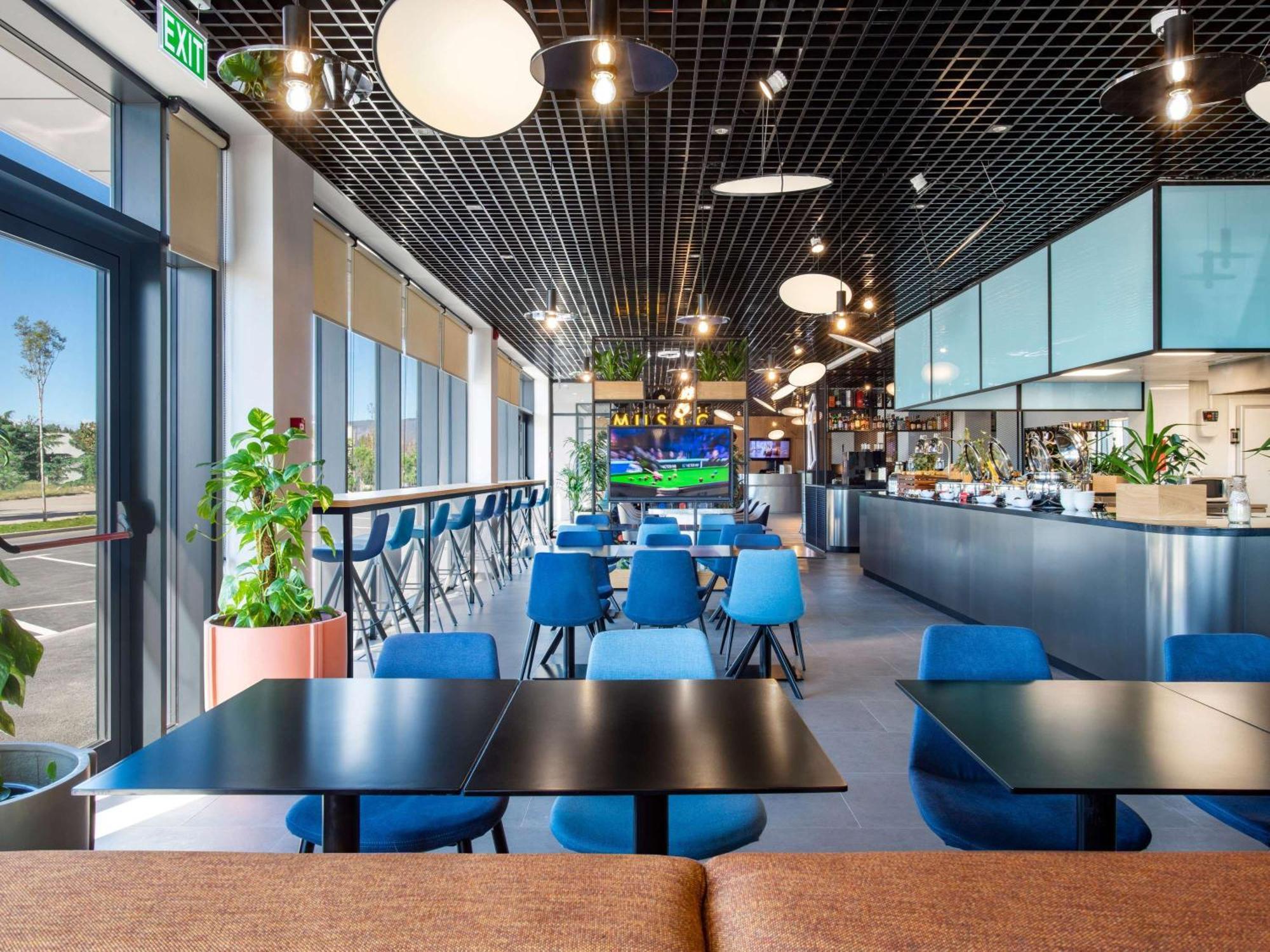 Отель Ibis Tbilisi Airport Экстерьер фото