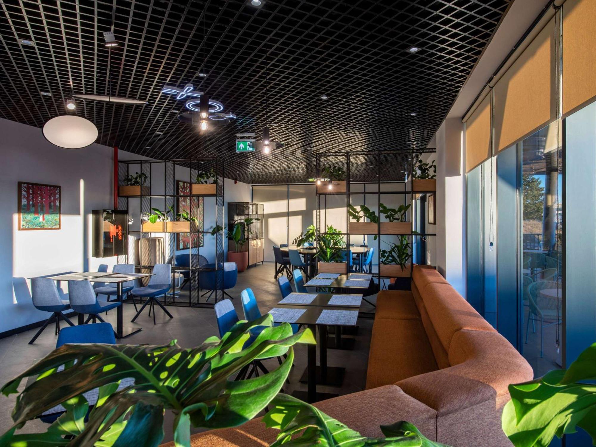 Отель Ibis Tbilisi Airport Экстерьер фото