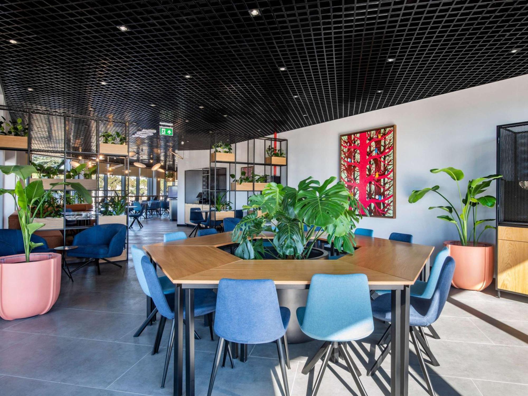 Отель Ibis Tbilisi Airport Экстерьер фото